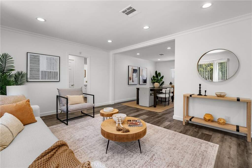 18025 Victory Boulevard photo