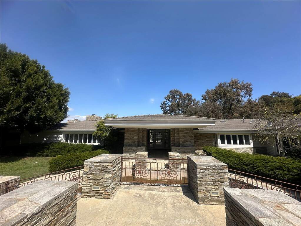 60 Crest Road E photo