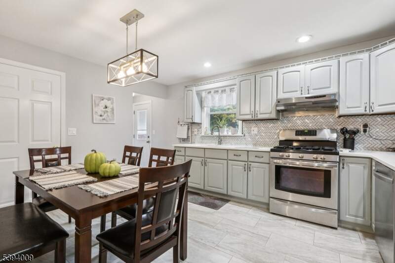 5 Bedroom Single Family Home/House's Image 11