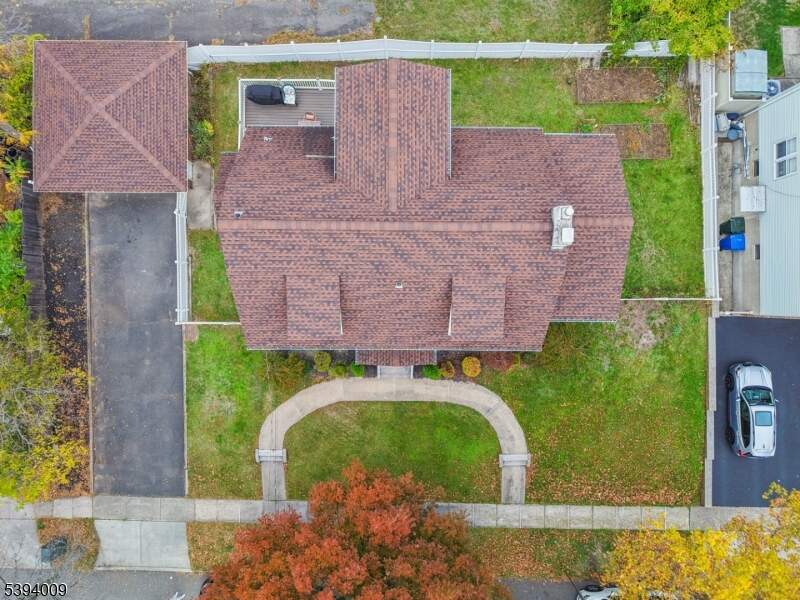 5 Bedroom Single Family Home/House's Image 4