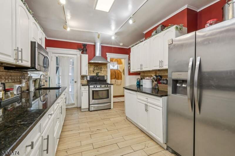 4 Bedroom Single Family Home/House's Image 3