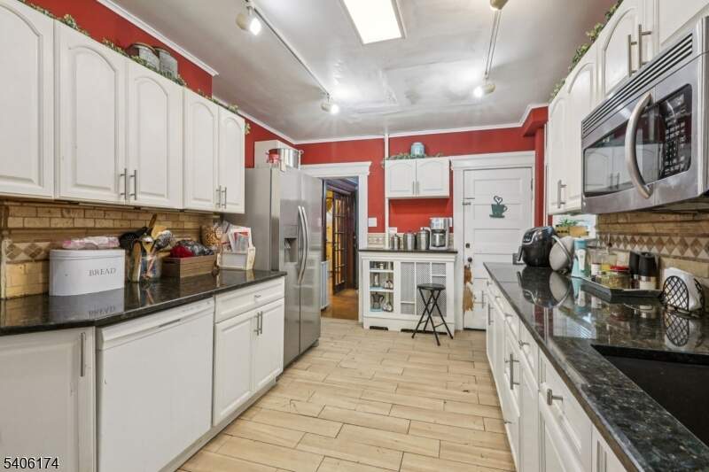 4 Bedroom Single Family Home/House's Image 4