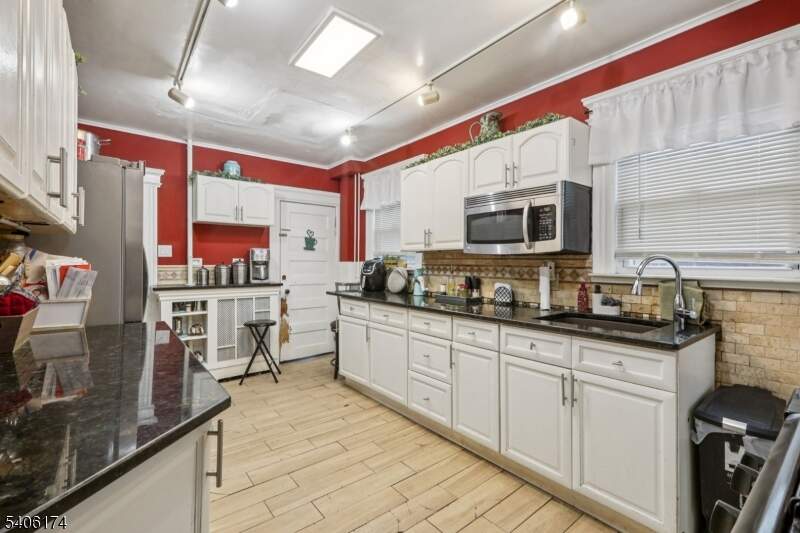 4 Bedroom Single Family Home/House's Image 5
