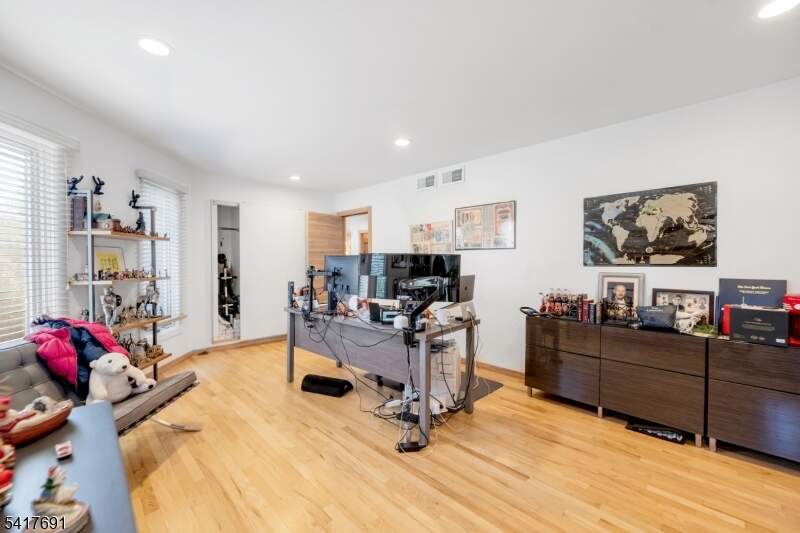 5 Bedroom Single Family Home/House's Image 22