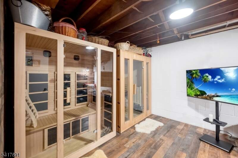 5 Bedroom Single Family Home/House's Image 33