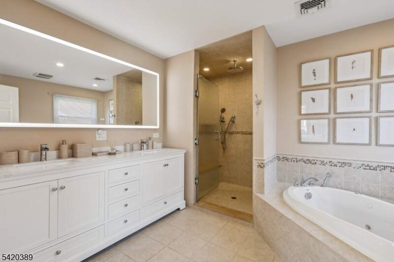 6 Bedroom Single Family Home/House's Image 14