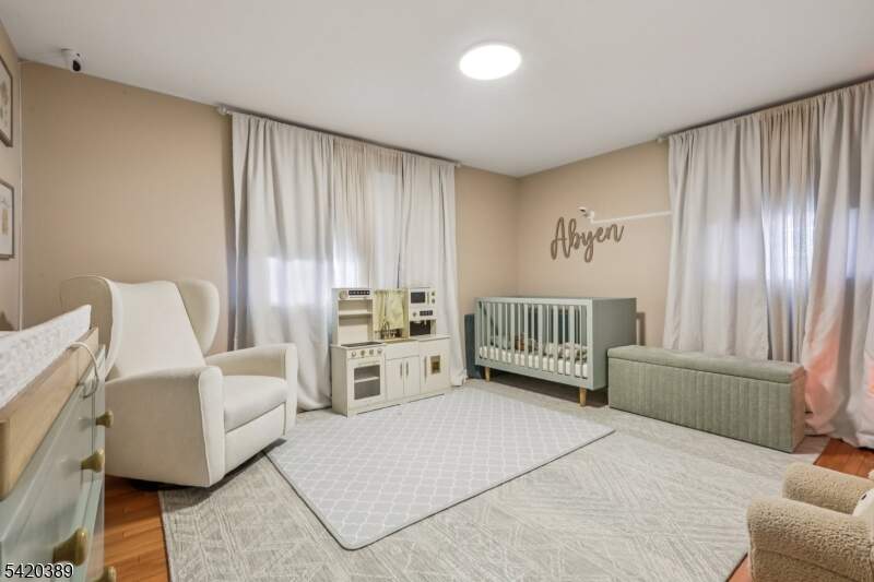 6 Bedroom Single Family Home/House's Image 15