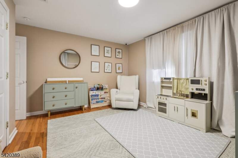 6 Bedroom Single Family Home/House's Image 16