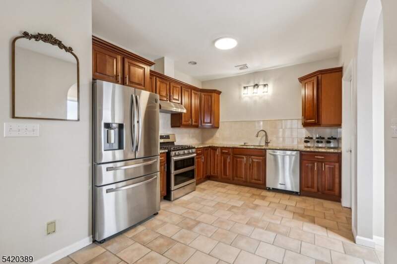 6 Bedroom Single Family Home/House's Image 18
