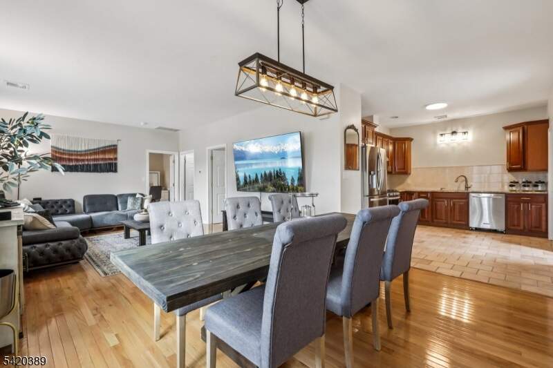 6 Bedroom Single Family Home/House's Image 20