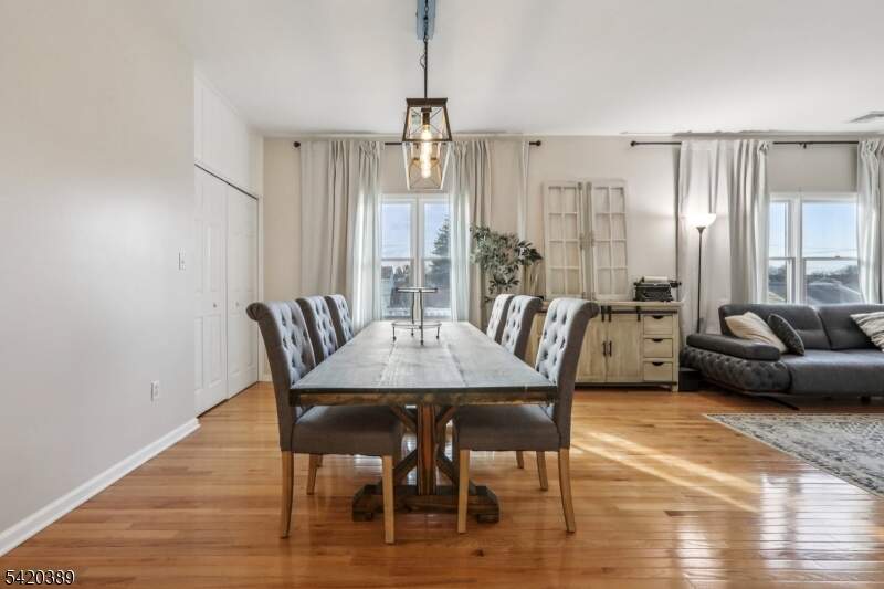 6 Bedroom Single Family Home/House's Image 21