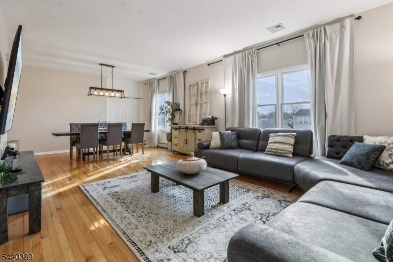 6 Bedroom Single Family Home/House's Image 23