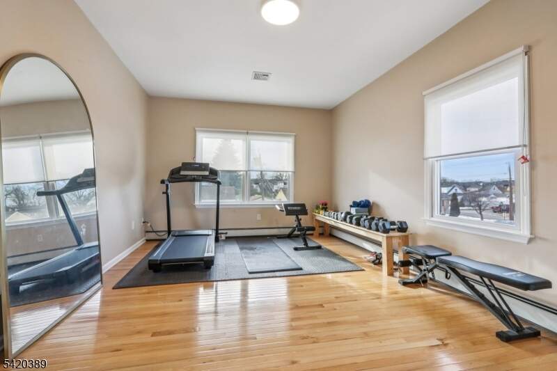 6 Bedroom Single Family Home/House's Image 25