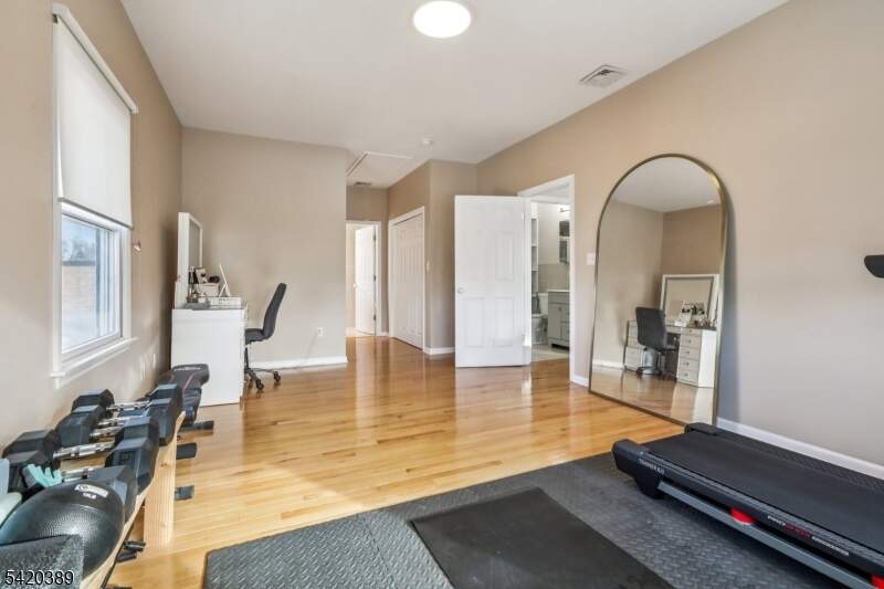 6 Bedroom Single Family Home/House's Image 26
