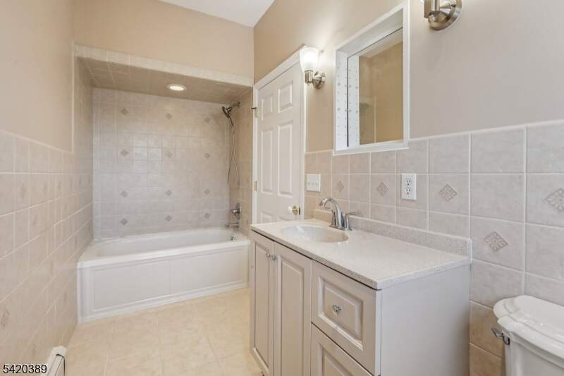 6 Bedroom Single Family Home/House's Image 27