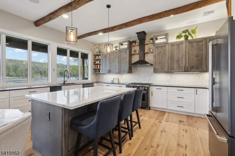 5 Bedroom Single Family Home/House's Image 7