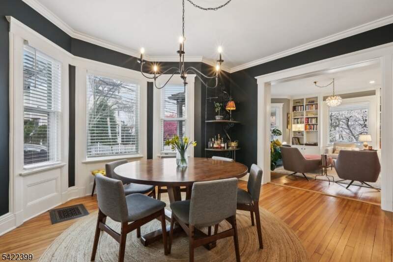 6 Bedroom Single Family Home/House's Image 7
