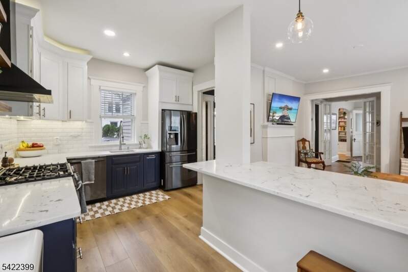 6 Bedroom Single Family Home/House's Image 9