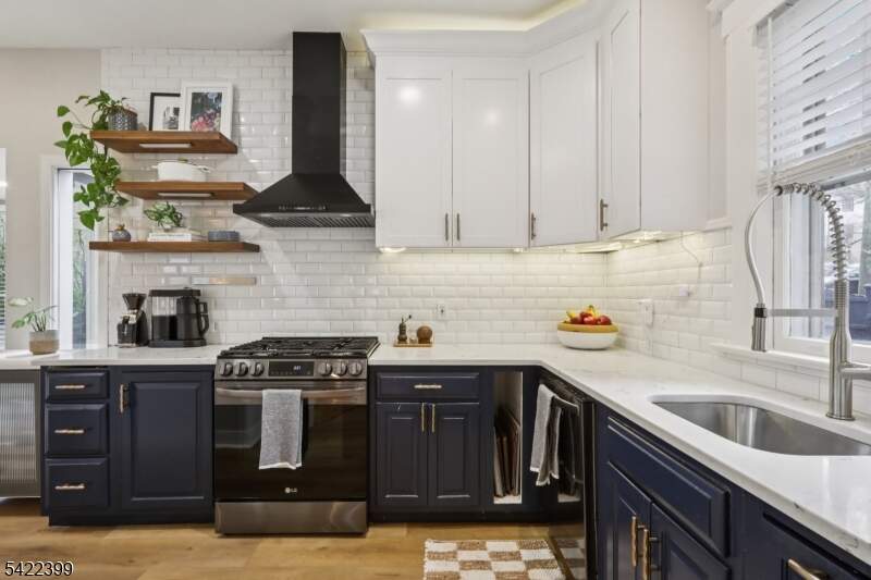 6 Bedroom Single Family Home/House's Image 10