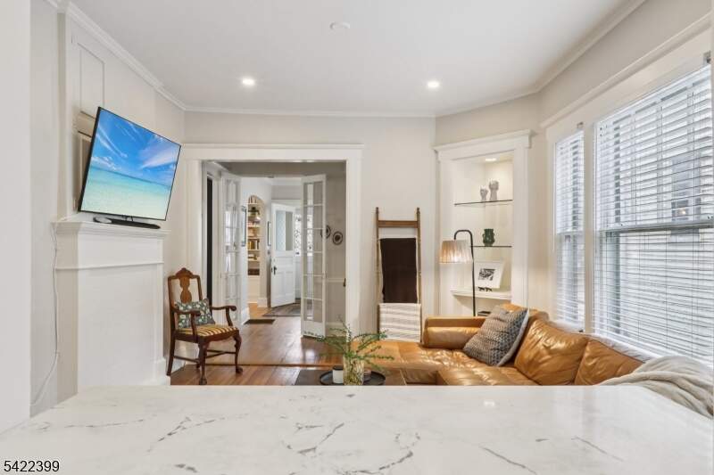 6 Bedroom Single Family Home/House's Image 11