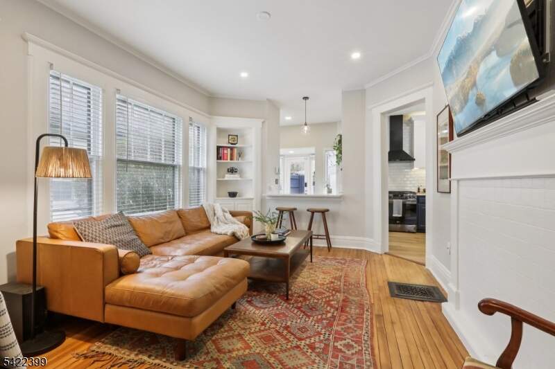 6 Bedroom Single Family Home/House's Image 12