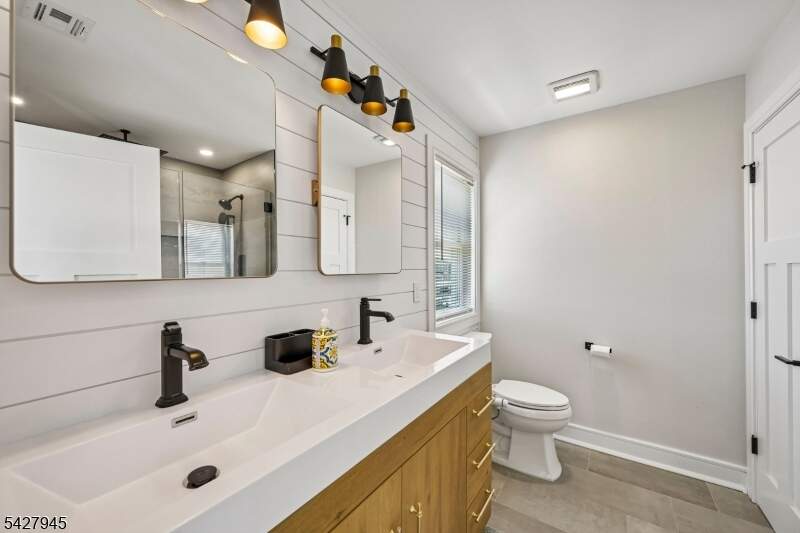 5 Bedroom Single Family Home/House's Image 16