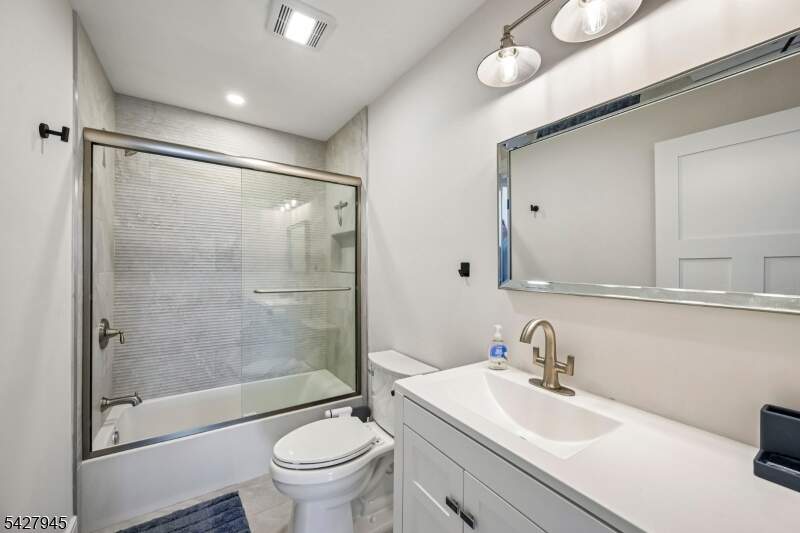 5 Bedroom Single Family Home/House's Image 19
