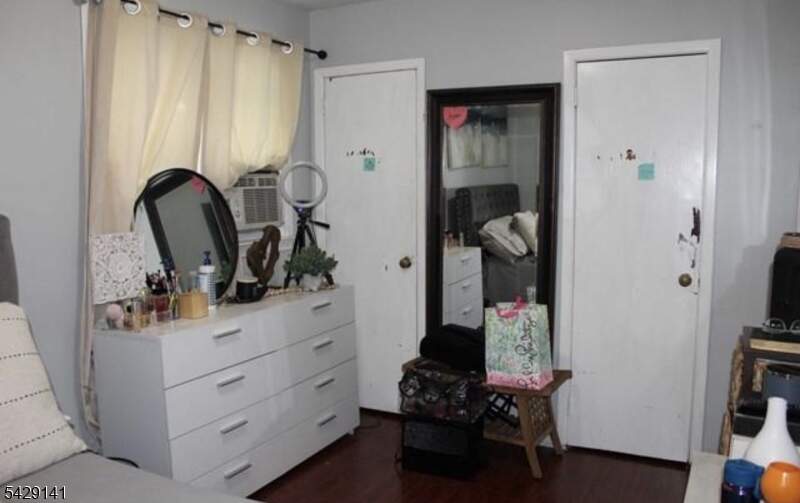 7 Bedroom Multi Unit's Image 12