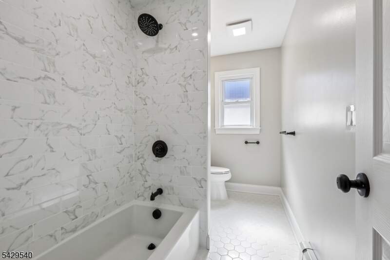 6 Bedroom Multi Unit's Image 16