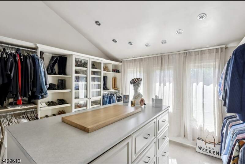 5 Bedroom Single Family Home/House's Image 9