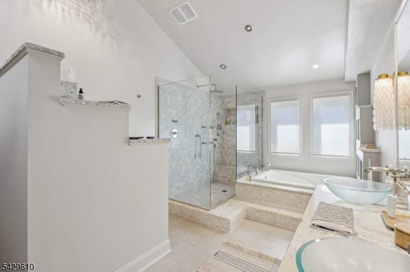 5 Bedroom Single Family Home/House's Image 11