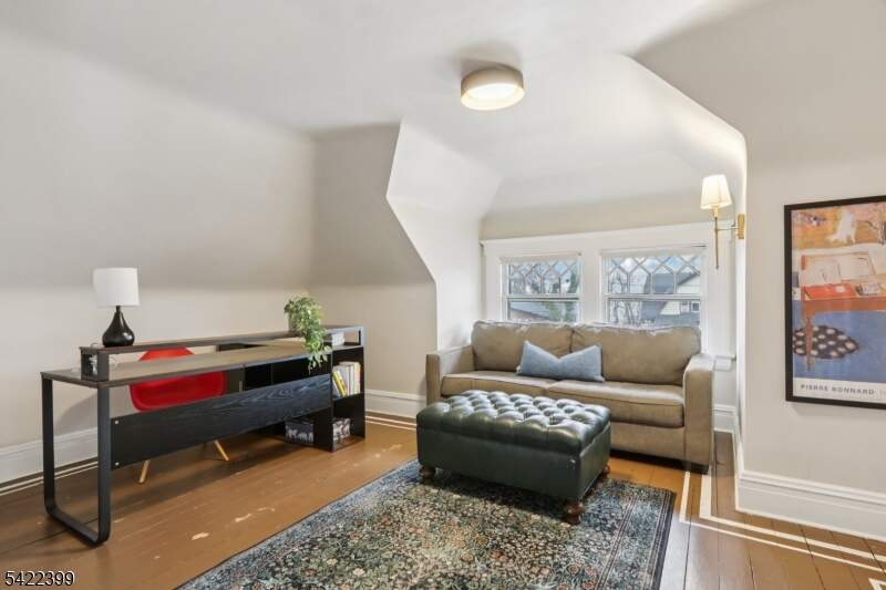 6 Bedroom Single Family Home/House's Image 24