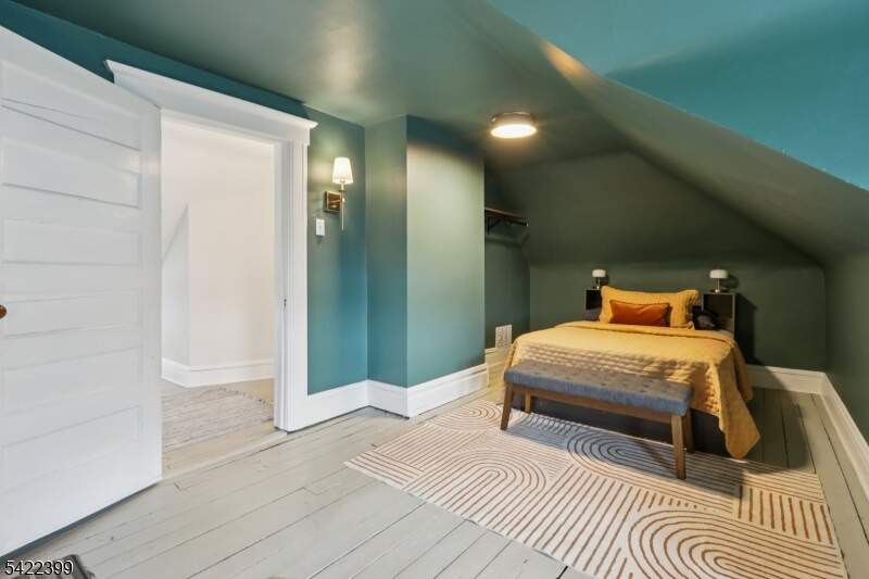 6 Bedroom Single Family Home/House's Image 25