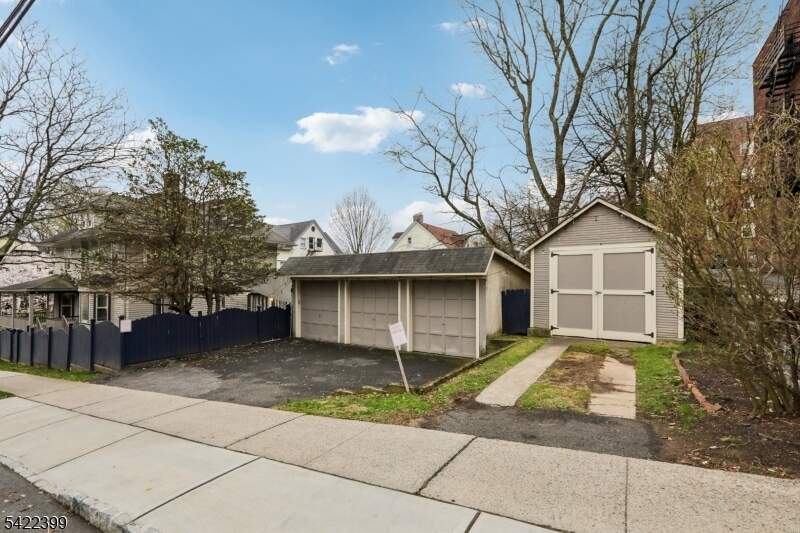 6 Bedroom Single Family Home/House's Image 32