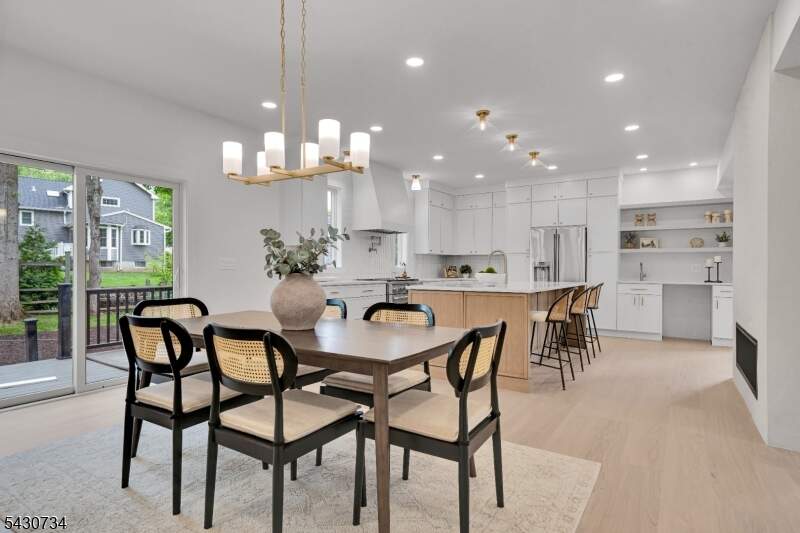 6 Bedroom Single Family Home/House's Image 7