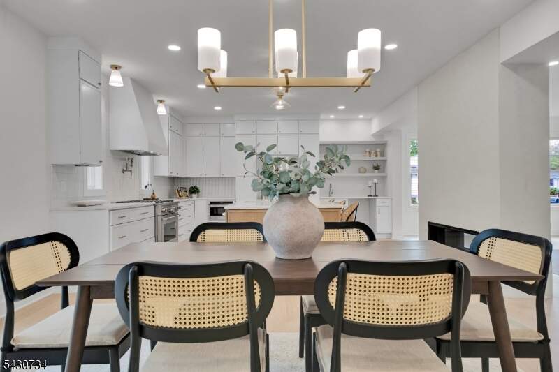 6 Bedroom Single Family Home/House's Image 8