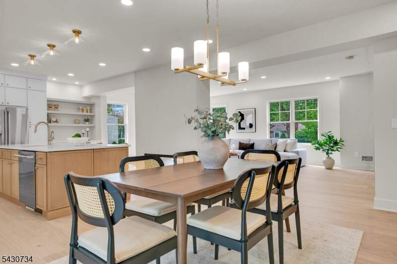 6 Bedroom Single Family Home/House's Image 9