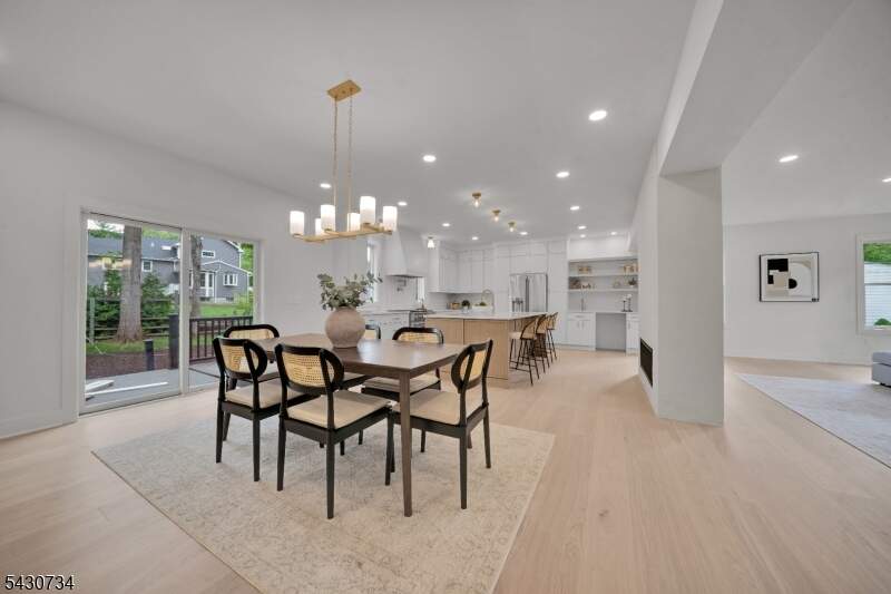 6 Bedroom Single Family Home/House's Image 10
