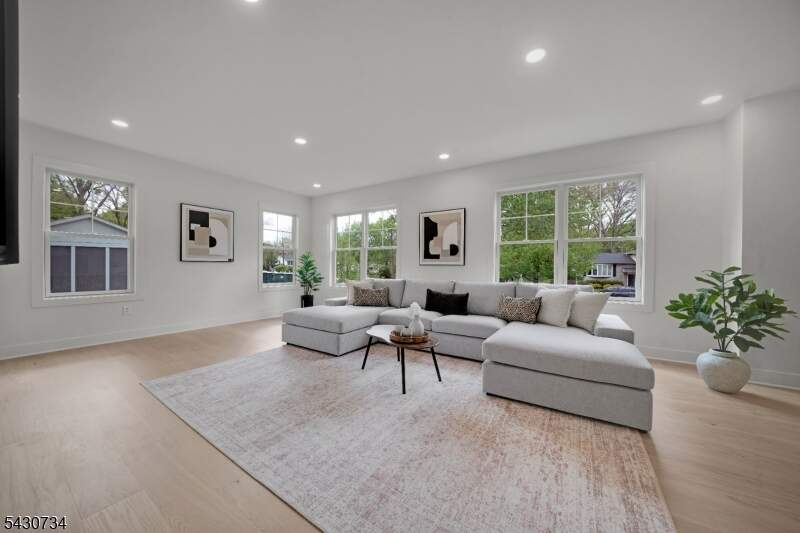 6 Bedroom Single Family Home/House's Image 11