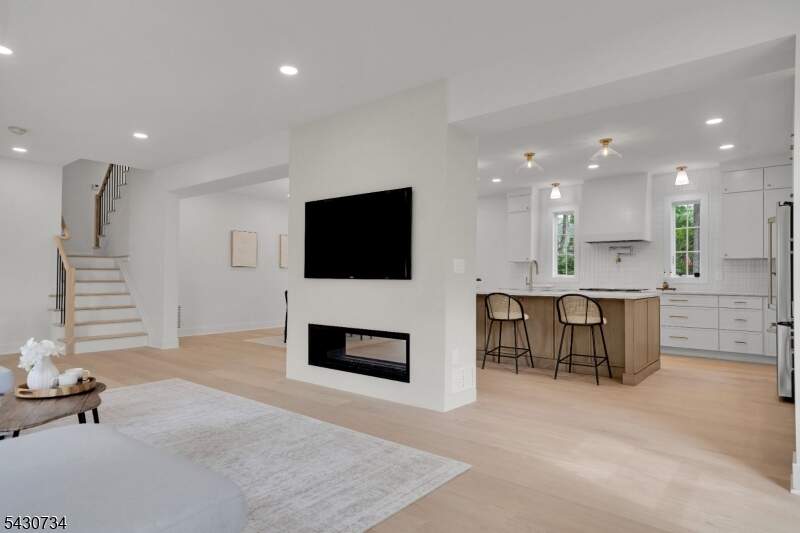 6 Bedroom Single Family Home/House's Image 12