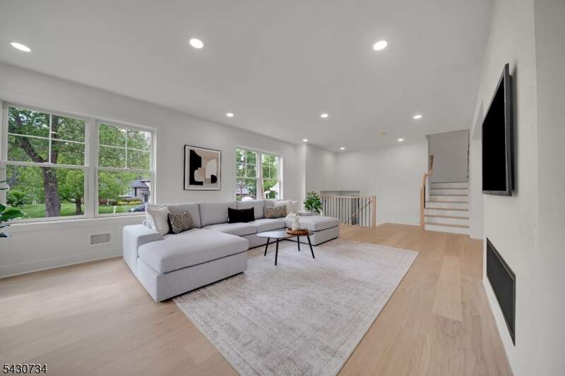 6 Bedroom Single Family Home/House's Image 13
