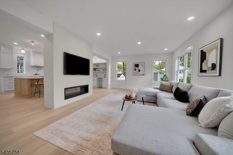 6 Bedroom Single Family Home/House's Image 14