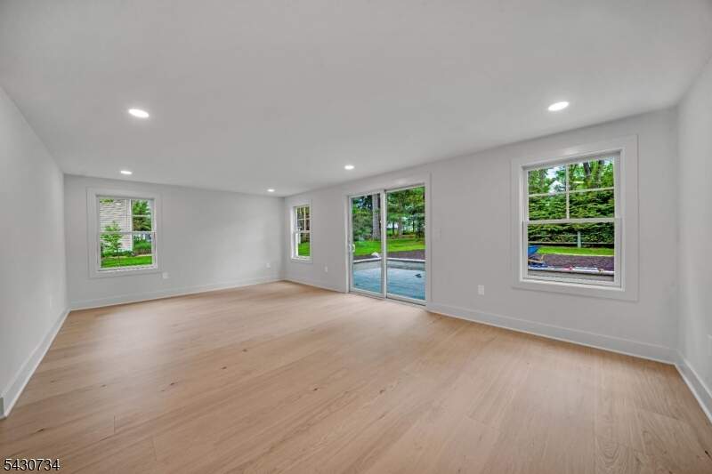 6 Bedroom Single Family Home/House's Image 17