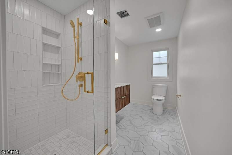 6 Bedroom Single Family Home/House's Image 18