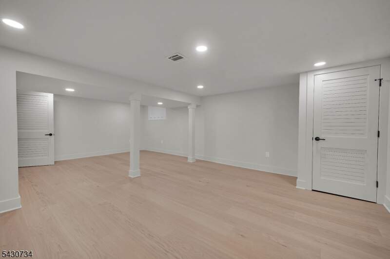 6 Bedroom Single Family Home/House's Image 21