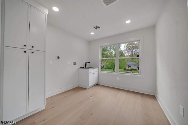 6 Bedroom Single Family Home/House's Image 22