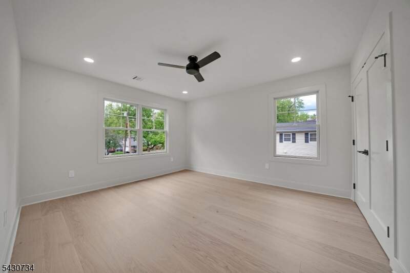 6 Bedroom Single Family Home/House's Image 23