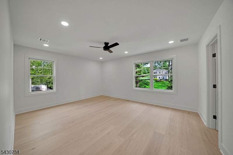 6 Bedroom Single Family Home/House's Image 25