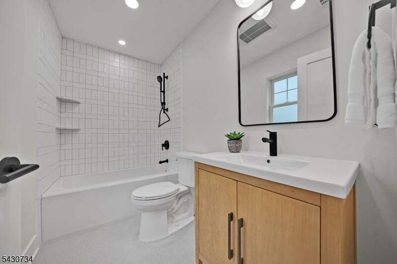 6 Bedroom Single Family Home/House's Image 27