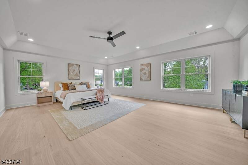6 Bedroom Single Family Home/House's Image 30